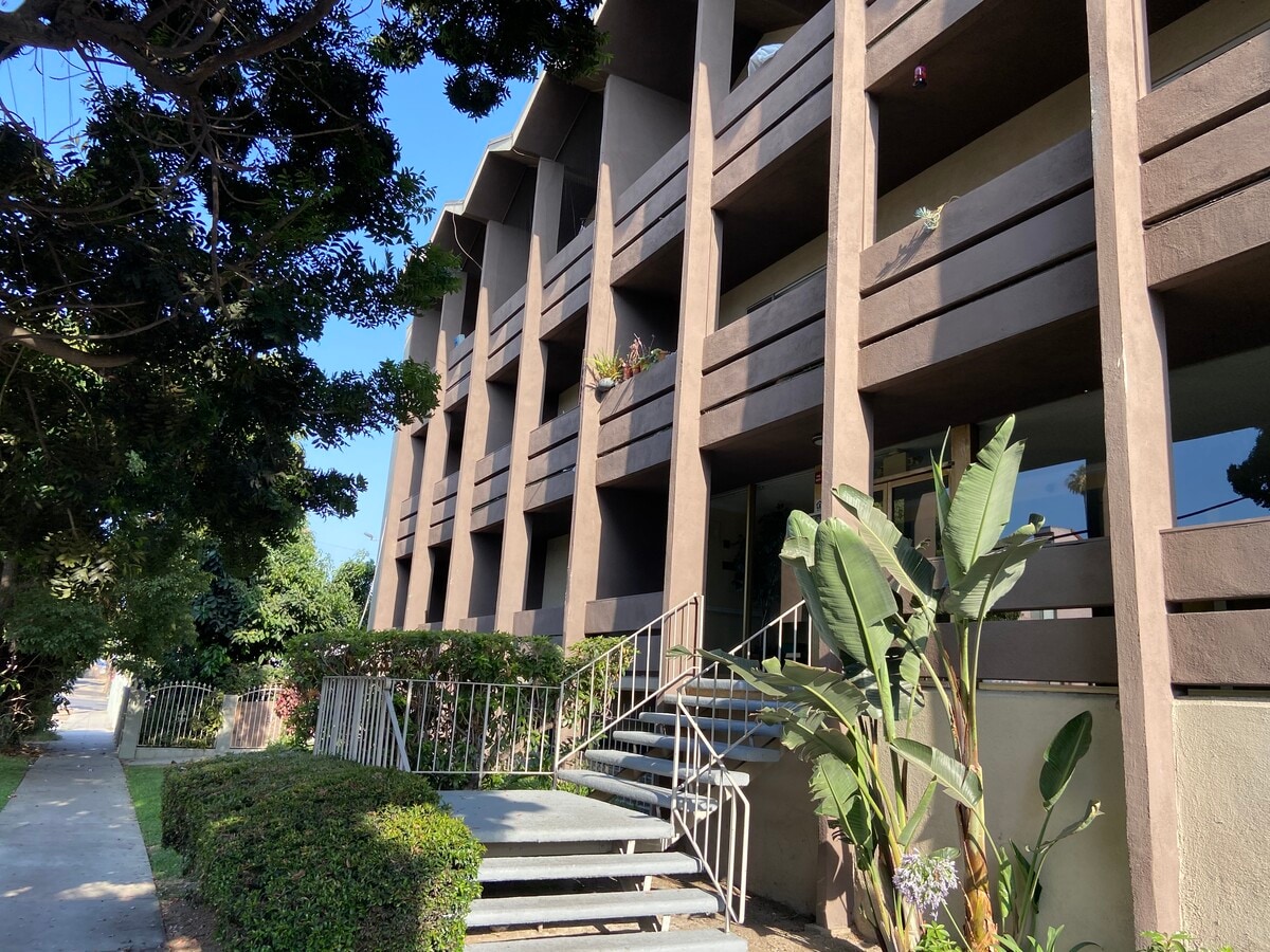 5118 De Longpre - 5118 De Longpre