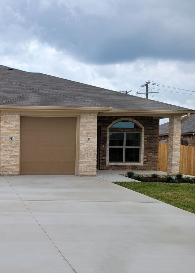 Photo - 1911 Caspian Trl