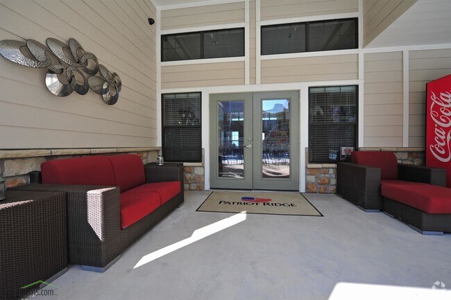 Outdoor Wi-Fi Lounge with Comfortable Seating – Dallas Apartments