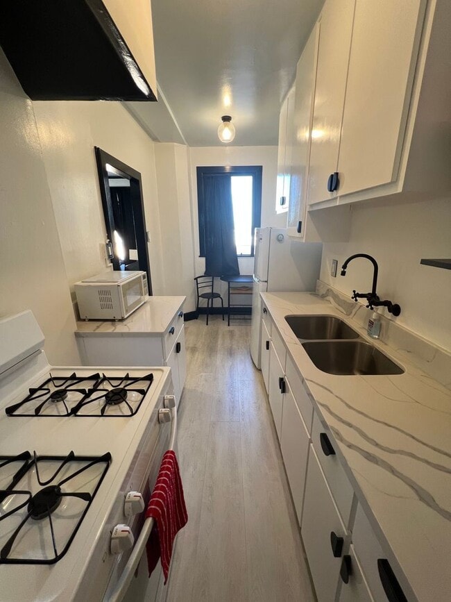 Building Photo - Modern Downtown Long Beach Studio | Utilities Included Unit 511