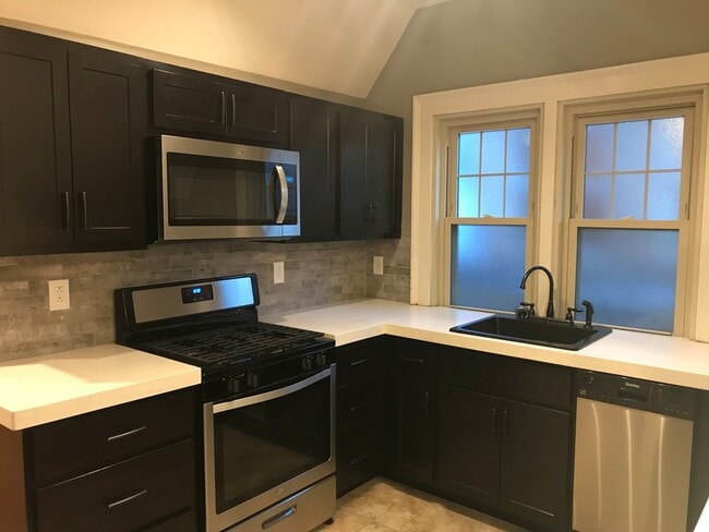 Building Photo - 827 S Braddock Ave Unit Apt. #3