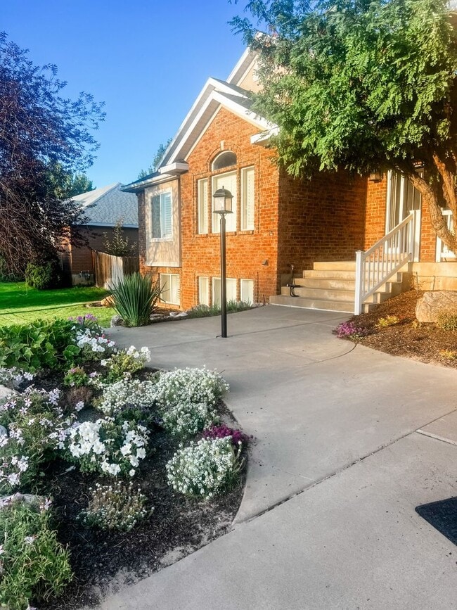 Building Photo - Lovely Home Located In Roy Utah