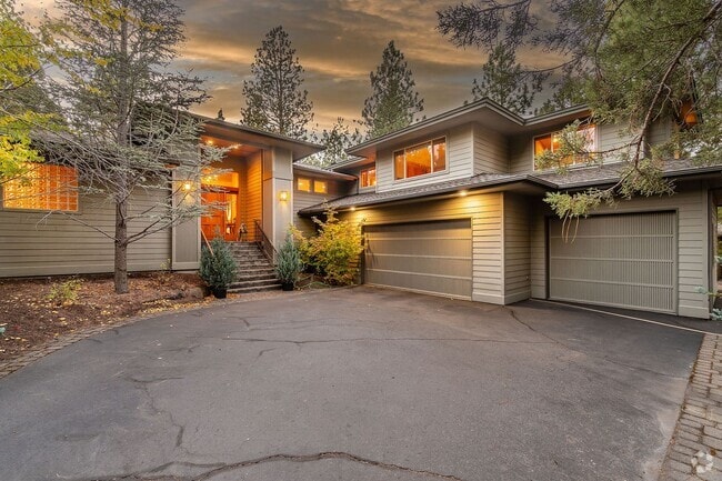 Building Photo - Gated Community in Awbrey Glen Rental