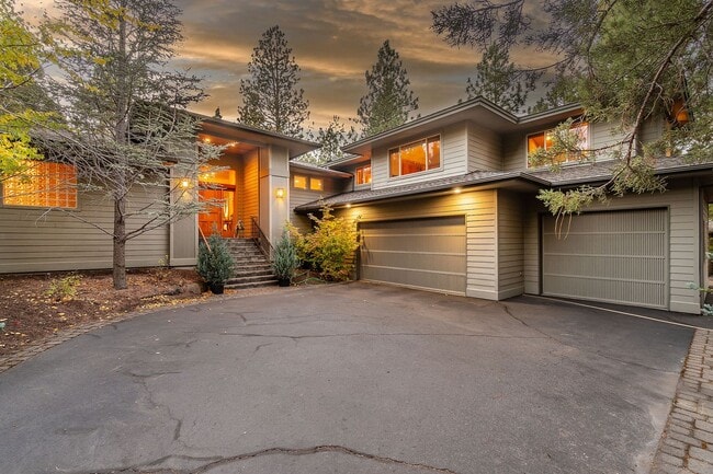 Building Photo - Gated Community in Awbrey Glen Rental