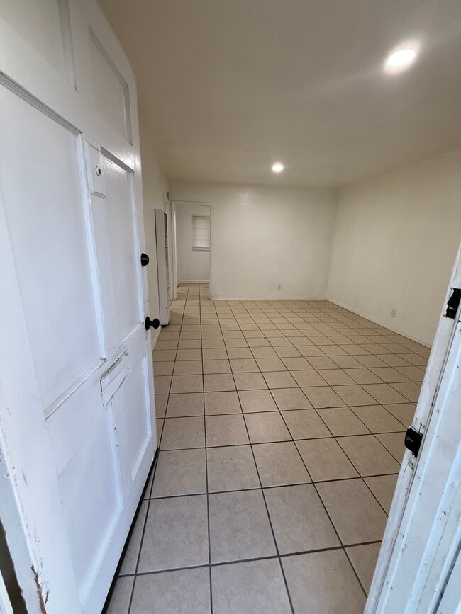 Building Photo - 20 H St Unit Apt B
