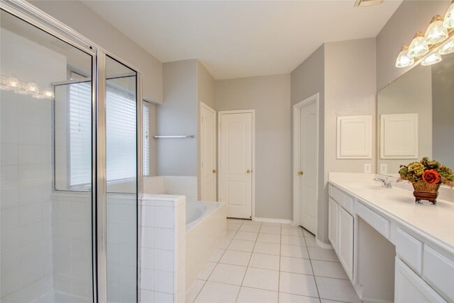Building Photo - 411 Green Stone Ct