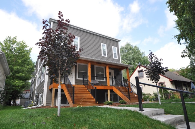 Building Photo - Newer Garden-Level 2Bed, 1Bath Apartment i... Unit 4