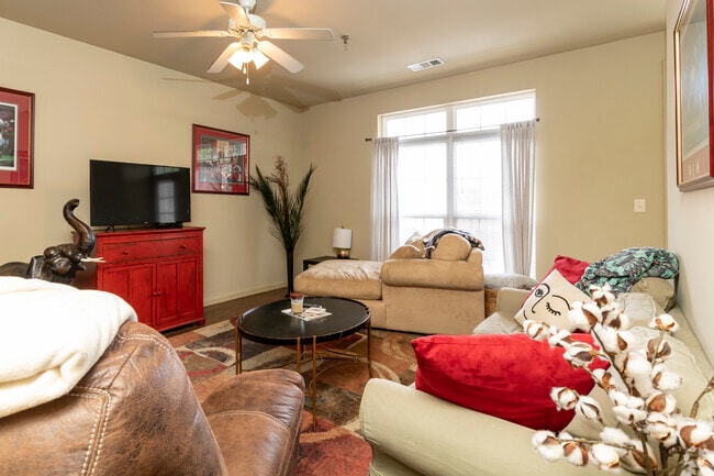 2 beds, 1 bath, 850 – 1,000 sq ft