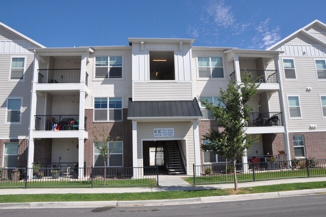 Building Photo - 3 bedroom, 2 bathroom house located in the...