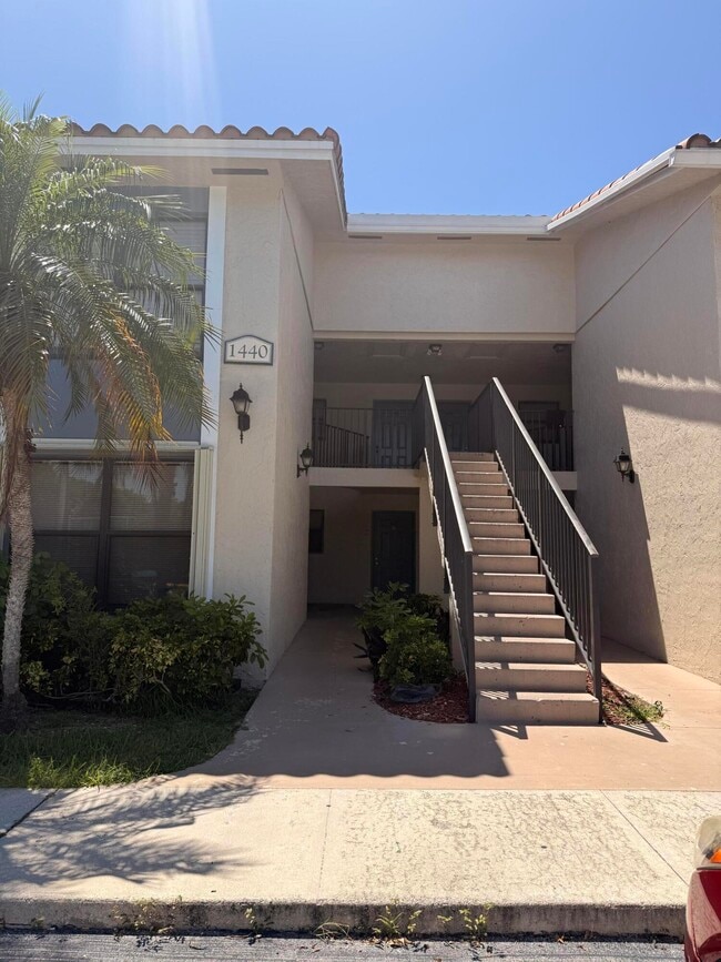 Building Photo - 1440 Lake Crystal Dr Unit H
