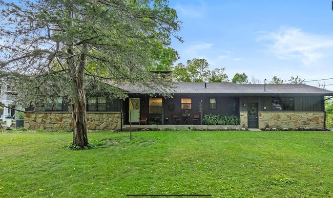 Photo - 910 Thornapple River Dr SE