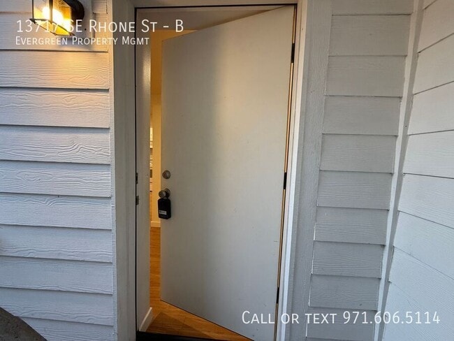 Building Photo - 13717 SE Rhone St Unit B