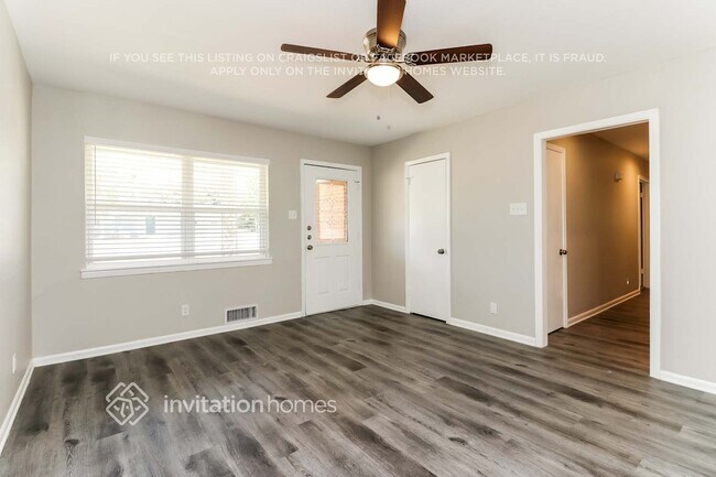 Photo - 310 E Huitt Ln