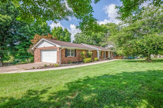 Photo - Halls 37938 - 4 bedroom, bath home with 4 garage spaces - Call Susan Niedergeses 865-300-4722