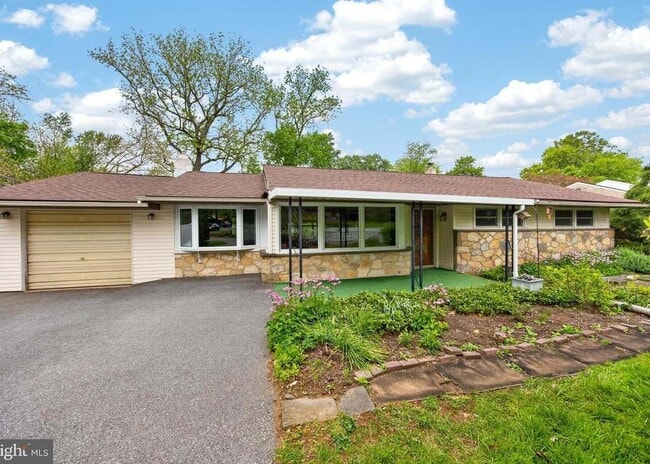 Photo - 221 Hillside Dr