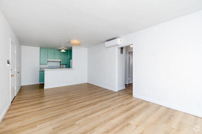 2BD, 2BA - 900SF - Living Room