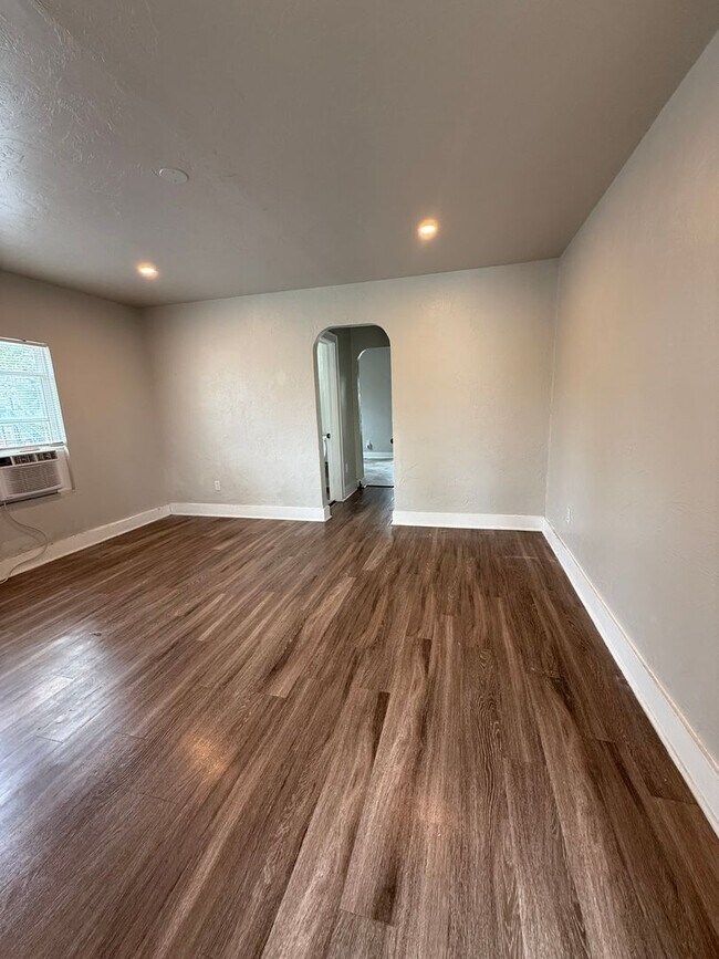 Photo - N. Villa Ave - Triplex Unidad B