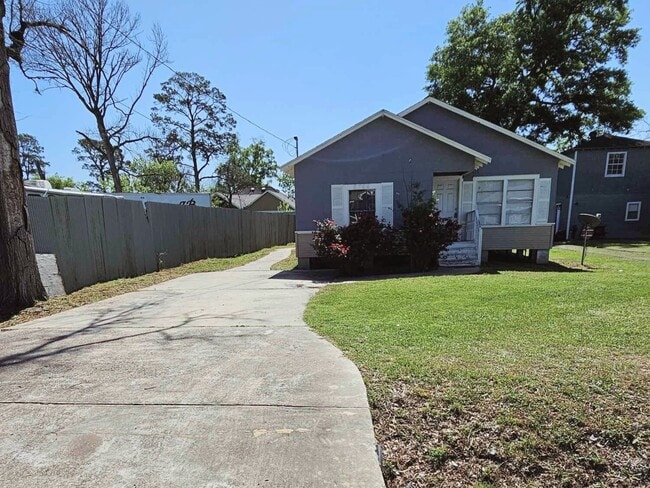 Building Photo - 8708 Lanewood Dr