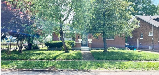 Building Photo - 2400 Burwell Ave