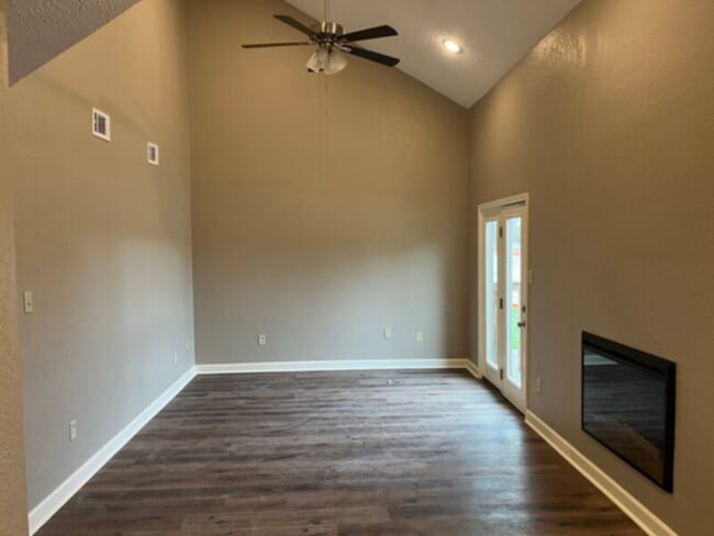Photo - Kenwood Pointe Apartments: Water &amp; Sewer Included