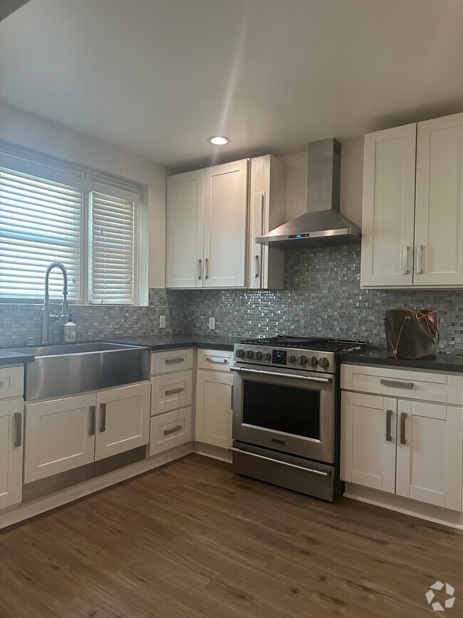 Building Photo - 2500 W 85th St Rental