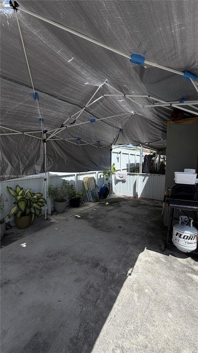 Photo - 2027 NW 1st Terrace Unidad R