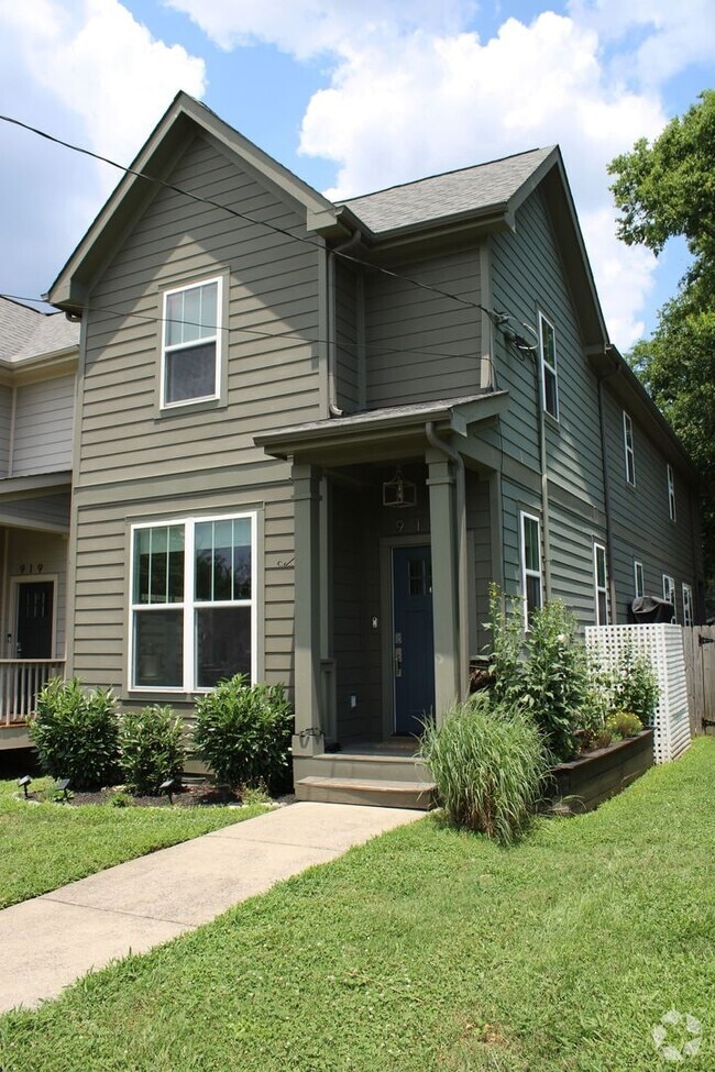 Building Photo - Great 3 bedroom / 2.5 bath Home in East Na...