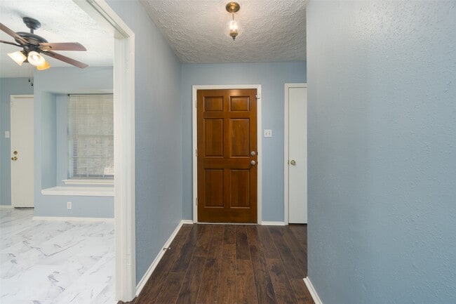 Photo - 2902 Laurelridge Dr
