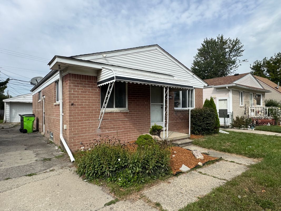 Photo - 19543 E 14 Mile Rd House