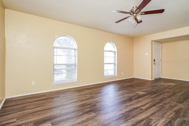 Photo - 3214 Greentree Dr