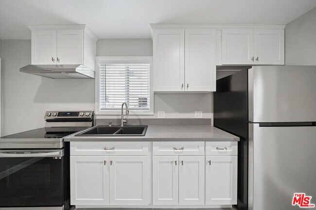 1545 W 23rd St