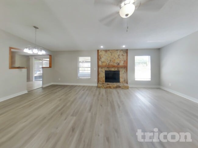 Photo - 1020 Red Oak Cir