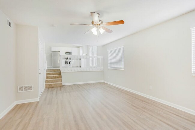 Photo - 837 Forest Path Unidad 2007