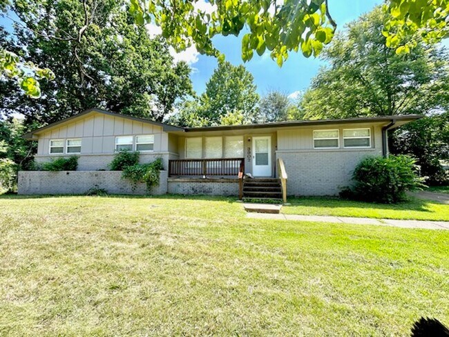 Building Photo - Move In Special-$500 off first month's rent- 3-bedroom 1.5 bath charming home with spacious yard.