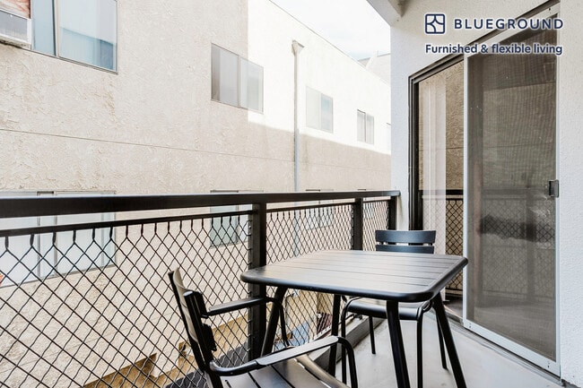 Photo - 747 Gayley Ave Apartamento Unidad FL3-ID1269