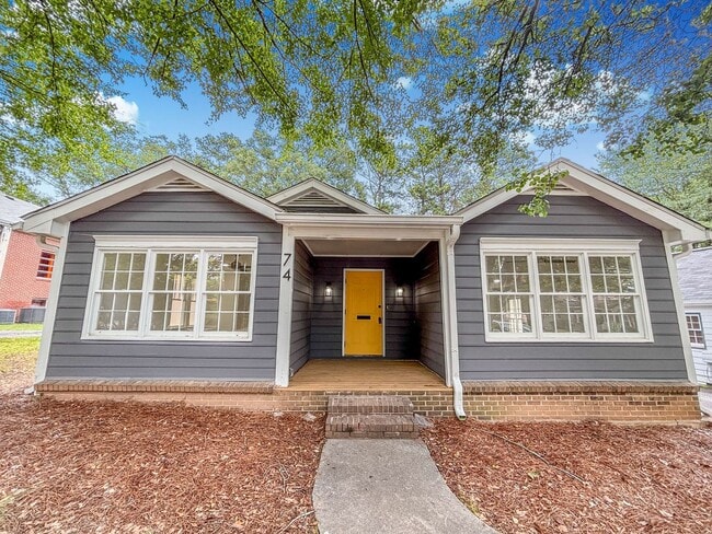 Building Photo - Totally updated 3BR/ 2BA home in historic ...