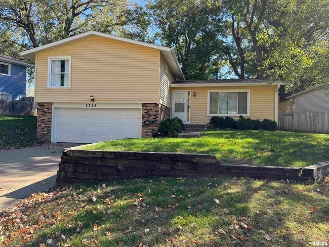 Building Photo - 2325 Queens Ct