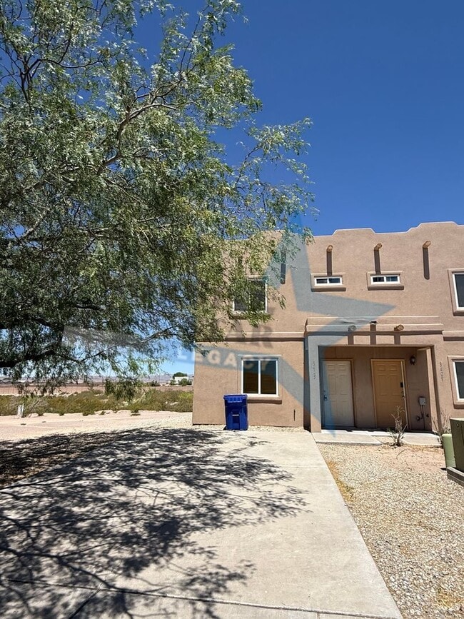 Building Photo - 2-Bedroom Townhome Apartment - Available Now!