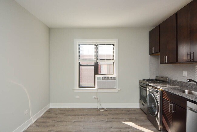 Photo - 434.5 W Belden Ave Unit 303B