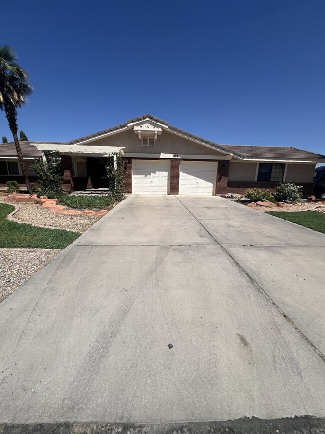 Building Photo - "Spacious 4-Bed Oasis with 3.5 Baths in Charming St. George!"