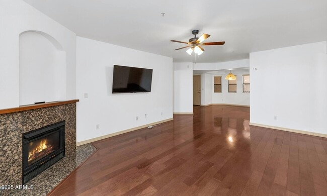 Building Photo - 5104 N 32nd St Unit 307