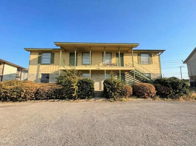 Building Photo - 1106 Eastside Dr Unit C