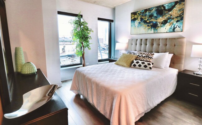 Photo - 1035 W Addison St