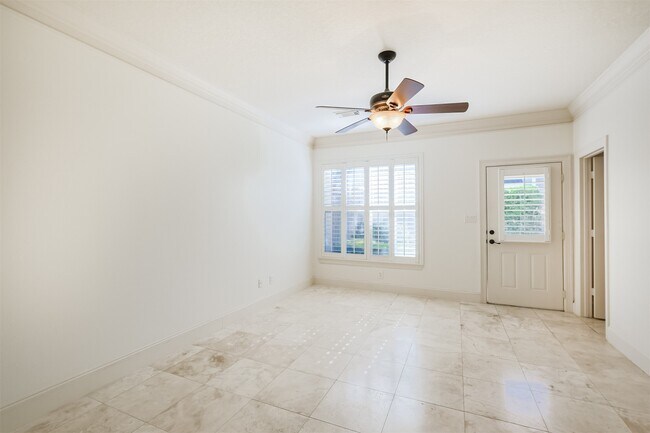 Building Photo - 407 W Bell St