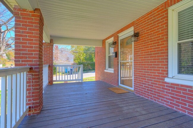 Photo - Grandin Court Foursquare convenient to SW City & SW Co!