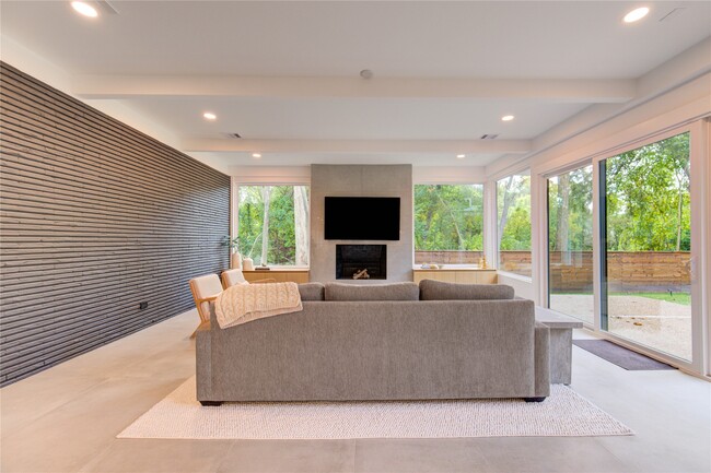 Photo - 303 Isolde Dr