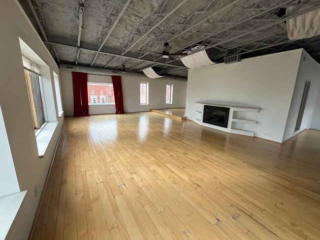 Building Photo - 10 E Broadway Unit Apt B (3rd Floor)