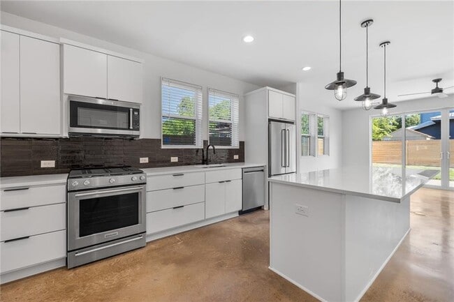 Photo - 914 Taulbee Ln
