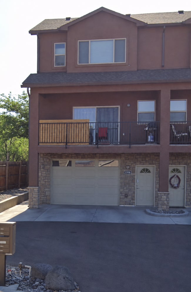 Building Photo - 1558 Poplar Dr