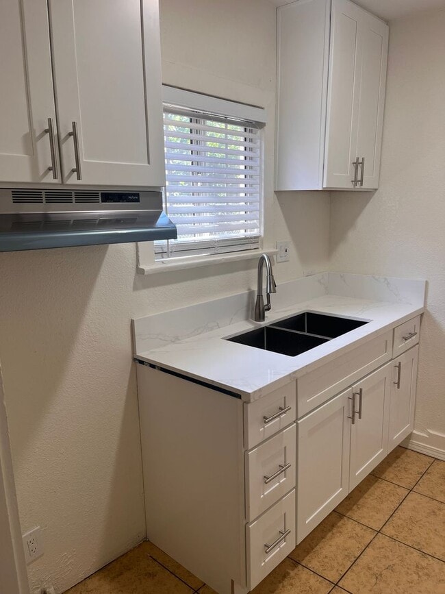 361 W 16th St Unit B